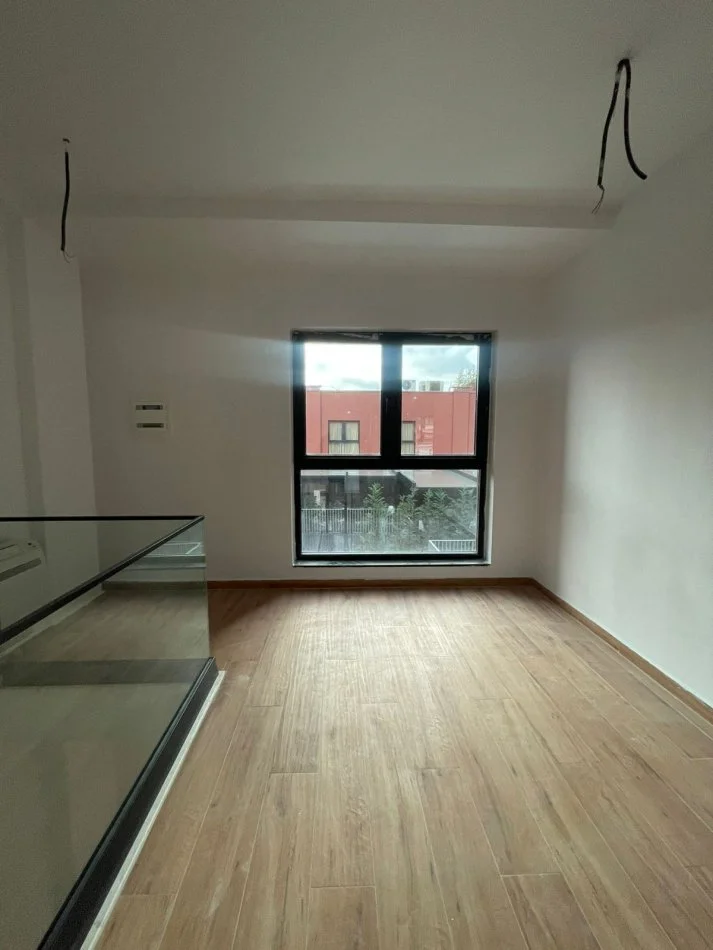 Tirane, jepet me qera zyre Kati 1, 280 m² 3.500 € (Rruga Kavajes)