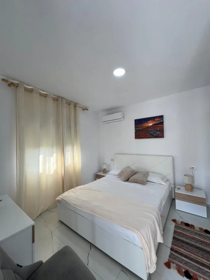 Durres, jepet me qera shtepi 1+1 , 70 m² 400 € 