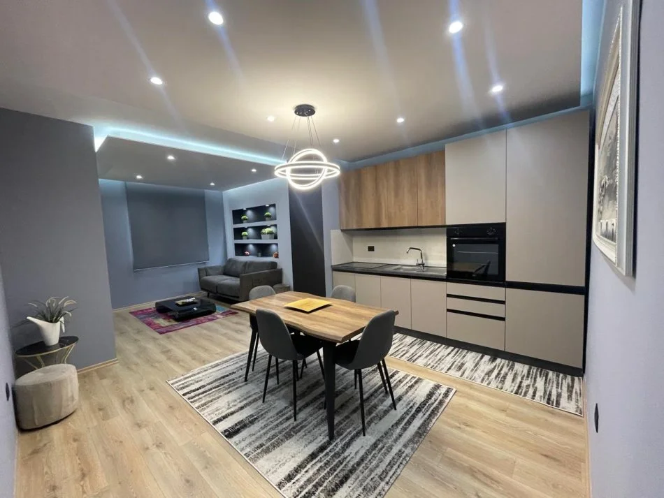 jepet me qera apartament 2+1 modern ne rruge  kryesore astir , 600 €