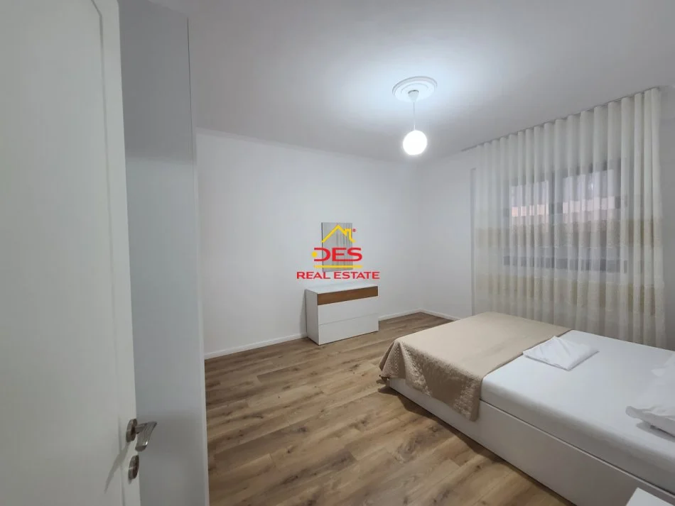 Vlore, jepet me qera apartament 1+1+Ballkon Kati 9, 70 m² 400 € (Rruga Murat Tërbaçi)