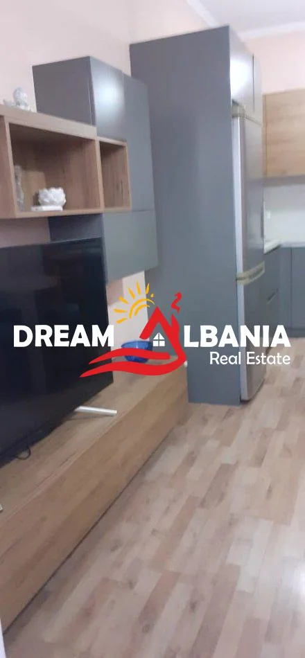 Tirane, jepet me qera 2+1 , 80 m² 600 € (Kristal Center)