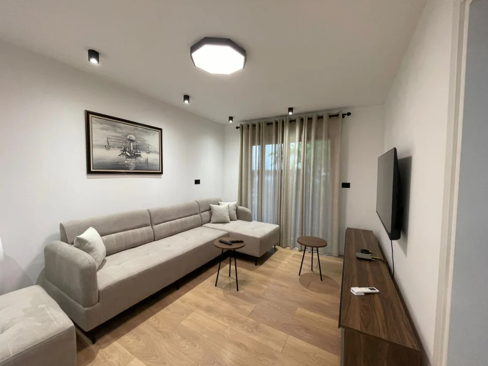 Tirane, jepet me qera apartament 1+1 Kati 1, 80 m² 500 € (Kinostudio)