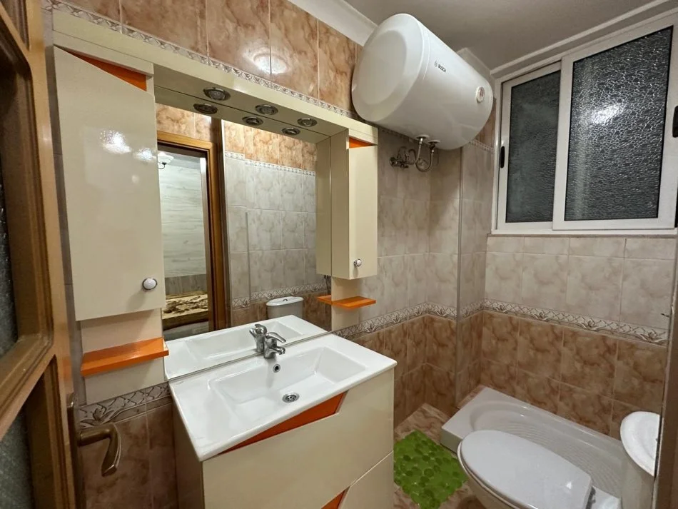 Tirane, jepet me qera apartament 2+1 Kati 5, 100 m² 800 € (Toptani Center)