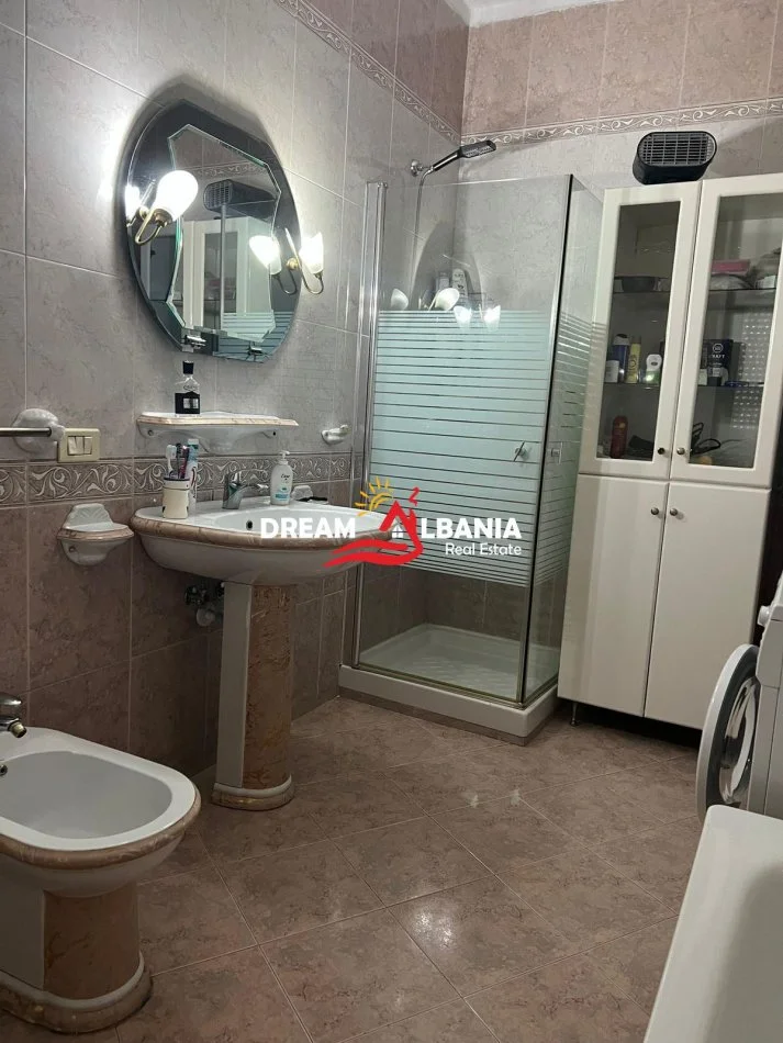 Tirane, jepet me qera apartament 2+1 Kati 3, 130 m² 550 € (Xhamllik)