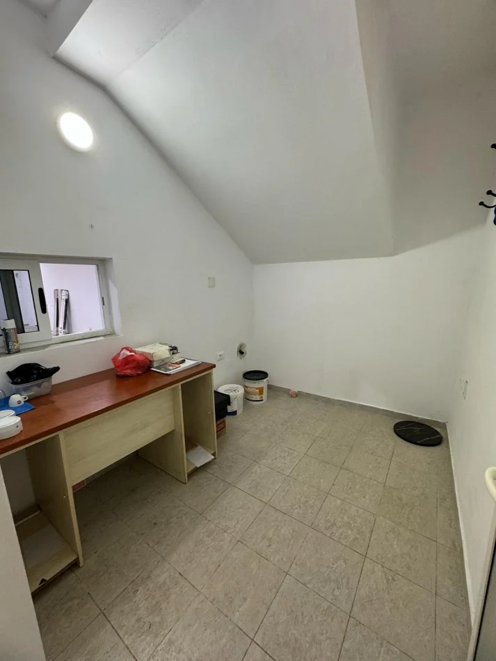 Tirane, jepet me qera ambjent biznesi Kati 0, 110 m² 700 € (Mine Peza)