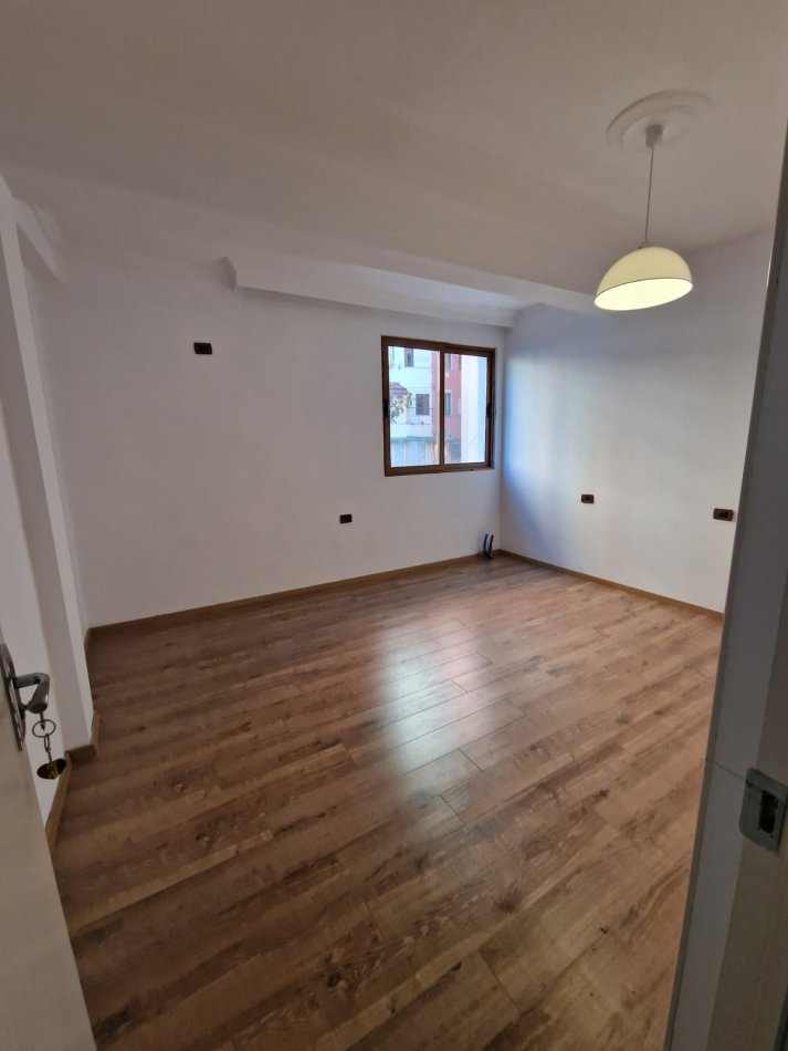 Tirane, shitet apartament 2+1+Ballkon Kati 2, 121 m² 235.000 € (prane Art Turbina)