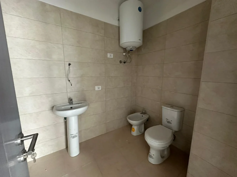 Tirane, jepet me qera apartament 2+1+Ballkon Kati 3, 100 m² 450 € (Rruga 5 Maji)