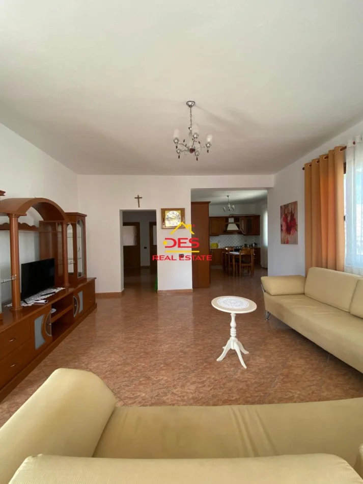 Vlore, jepet me qera Vile 2+1+Ballkon Kati 4, 180 m² 400 € (Rruga Enver Jaho)