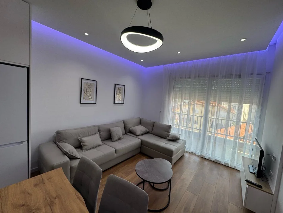 Tirane, jepet me qera apartament 1+1 Kati 4, 56 m² 500 € (Rruga 5 Maji)