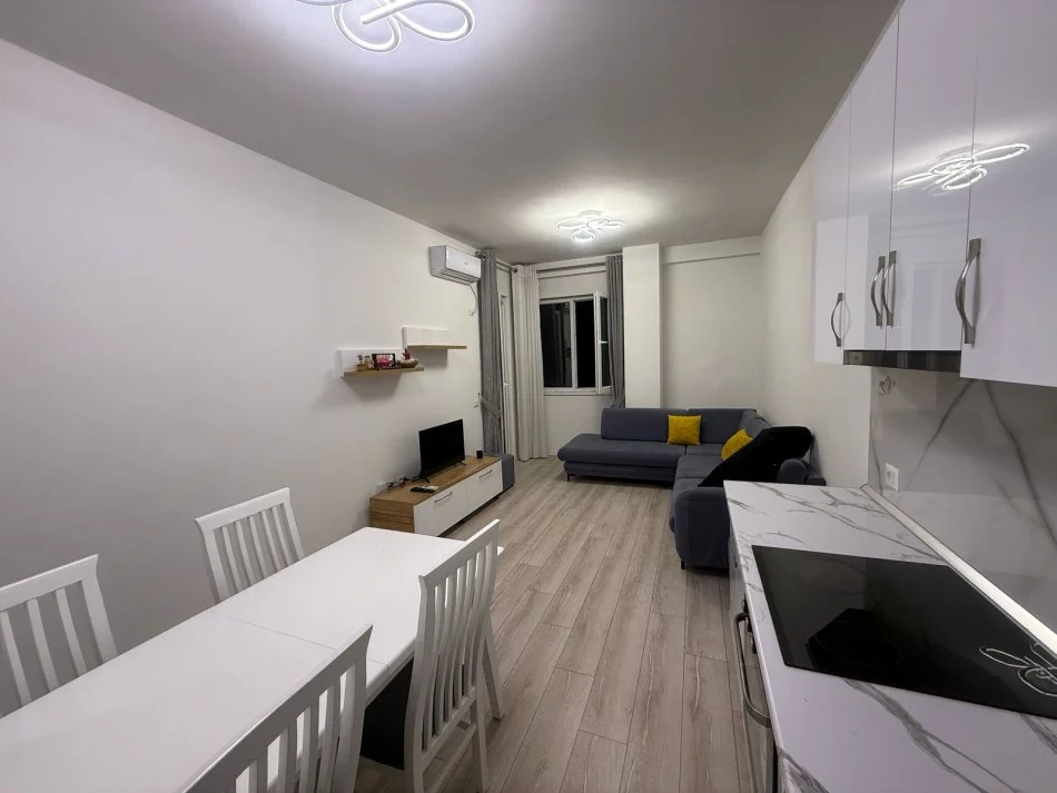 Tirane, jepet me qera apartament 1+1+Ballkon Kati 9, 75 m² 450 € (rruga tre Deshmoret)