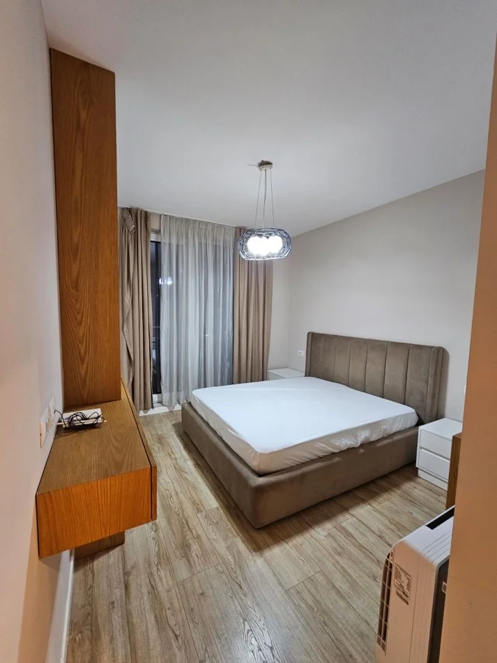 Fusha e aviacionit, jepet me qera apartament 1+1+Ballkon Kati 3, 70 m² 600 € (Rruga e Dafinave)