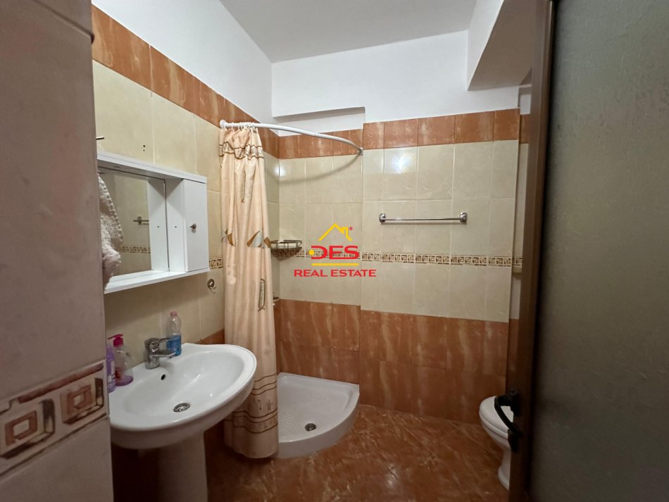 Vlore, jepet me qera apartament 1+1+Ballkon Kati 2, 70 m² 300 € (Rruga Dhimitër Konomi)