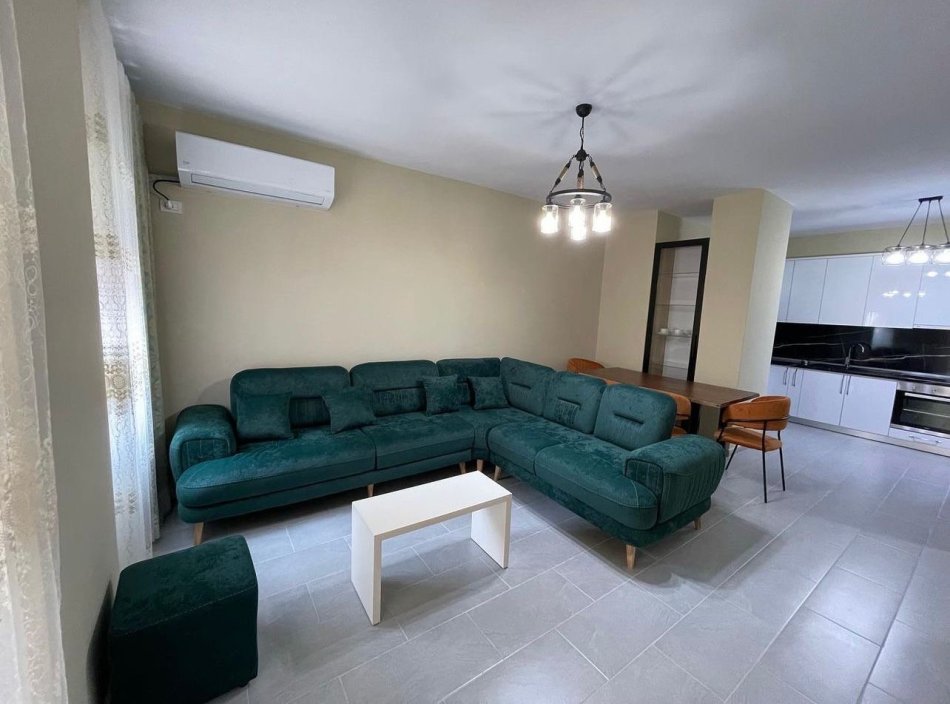 Tirane, jepet me qera apartament 2+1+Ballkon Kati 4, 105 m² 480 € (Yzberish)