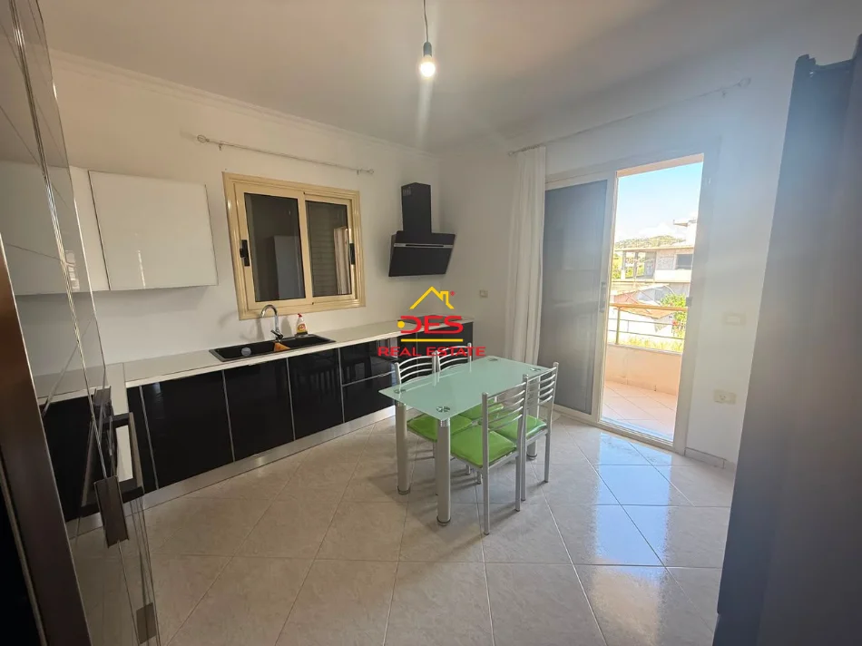 Vlore, jepet me qera Vile 3+1+Ballkon Kati 2, 110 m² 330 € (Rruga Sokrat Leka)