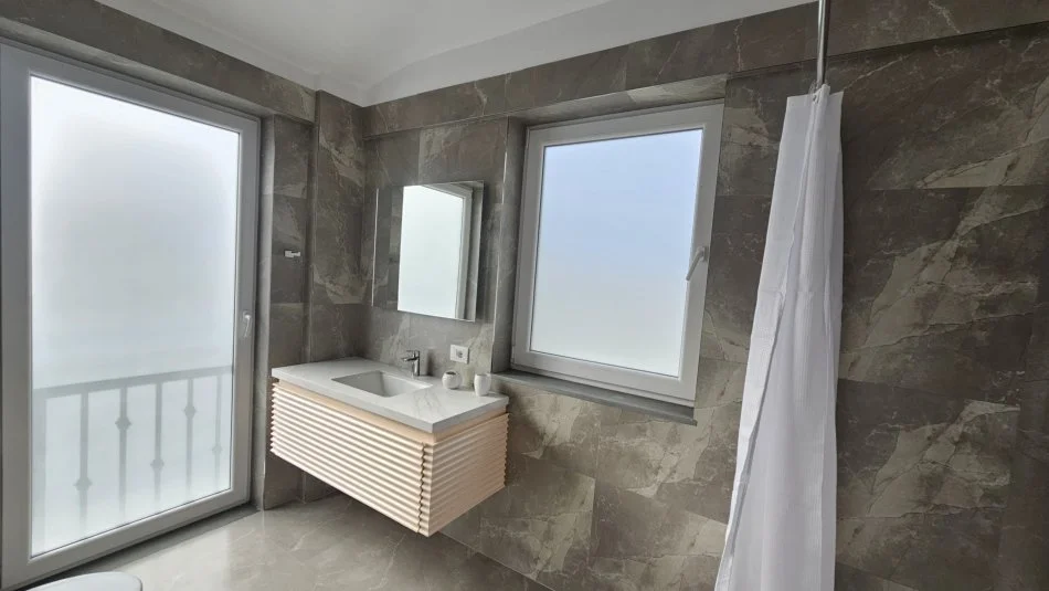 Tirane, jepet me qera Vile 3 Katshe Kati 0, 240 m² 2.500 € (Mjull-Bathore)