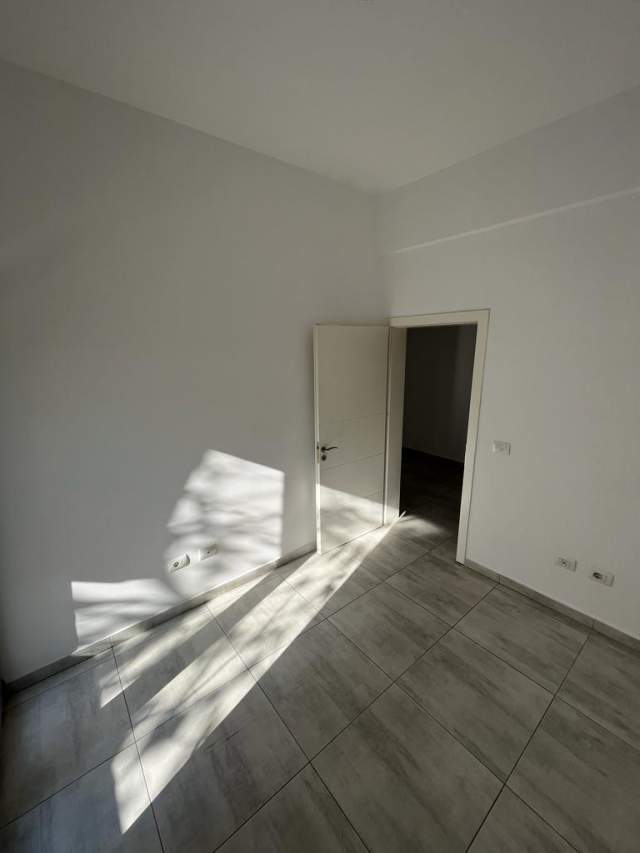 Tirane, jepet me qera ambjent biznesi Kati 2, 74 m² 400 Euro (rr. e Dibres prane Big Market)