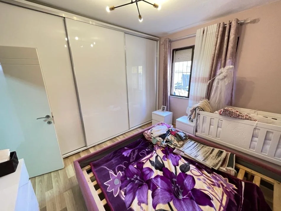 Tirane, jepet me qera apartament 1+1 Kati 1, 63 m² 500 € (Ish parku)