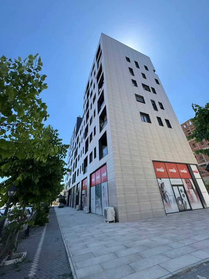 Tirane, jepet me qera apartament 1+1 Kati 3, 650 € (Square 21 / Rruga Sali Butka)