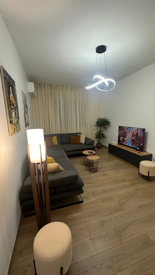 Tirane, jepet me qera apartament 2+1 Kati 2, 1 m² 850 € (Mine peza,Rruga e durresit)
