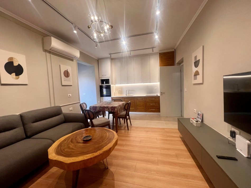Tirane, jepet me qera apartament 2+1+Ballkon Kati 3, 80 m² 700 € (Pazari i Ri - Tiranë)