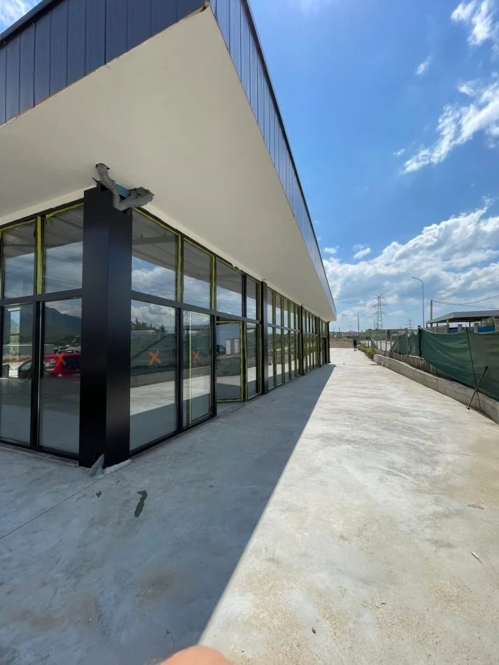 Tirane, jepet me qera magazine Kati 0, 1.400 m² 2.000 € (Bathore rr.Demokracia)