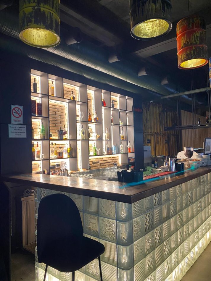 Tirane, jepet me qera bar-kafe , , 205 m² 2,500 € (Ish Hipoteka)