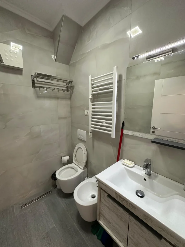 Tirane, jepet me qera apartament 1+1 Kati 3, 65 m² 500 € (Brryli)