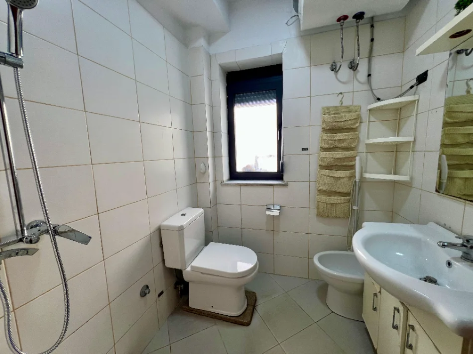 Tirane, jepet me qera apartament 1+1+Ballkon Kati 2, 60 m² 500 € (Ish tregu elektrik)
