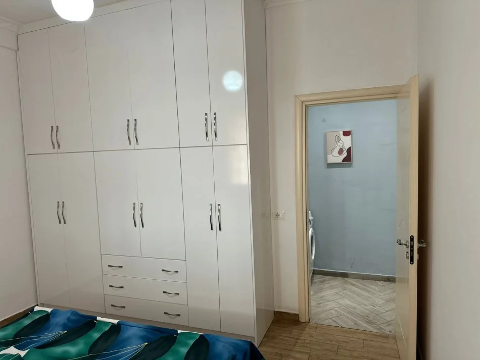 Tirane, jepet me qera apartament 1+1+Ballkon Kati 9, 60 m² 500 € (Teodor keko)