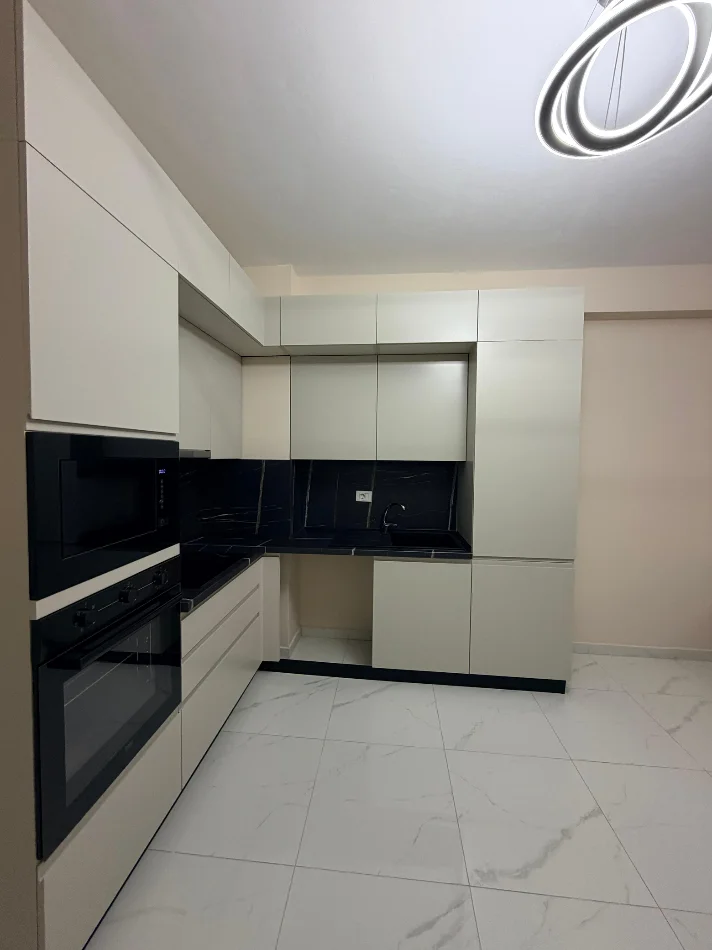 Tirane, jepet me qera apartament 2+1+Ballkon Kati 7, 95 m² 400 € (Apartament 2+1 Per Qera Kamez Bushgjoka Prane Rruges I Mobiluar)
