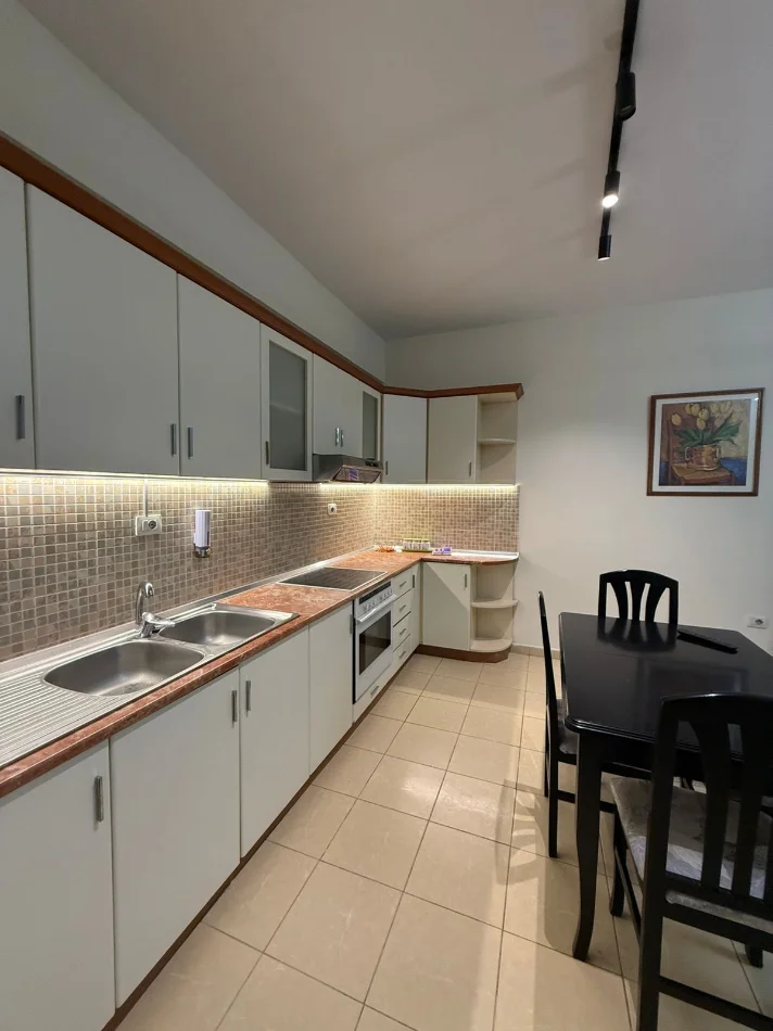 Tirane, jepet me qera apartament 1+1 Kati 2, 70 m² 500 € (Rruga e Barrikadave ne Qender)