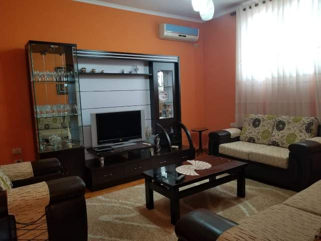 Elbasan, jepet me qera apartament 100 m² 20.000 Leke