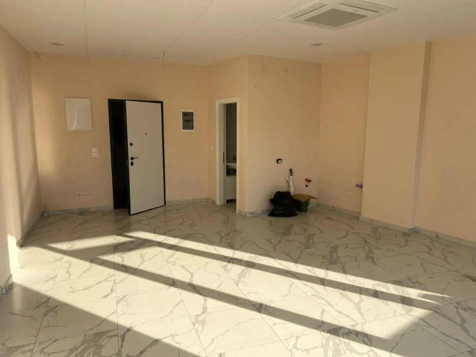 Tirane, jepet me qera ambjent biznesi Kati 2, 68 m² 900 € (Lake View)