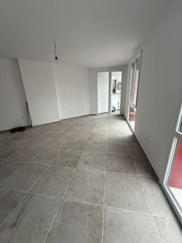 Tirane, jepet me qera apartament 2+1 Kati 1, 98 m² 700 € (Farmacia 10)