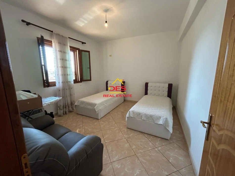 Vlore, jepet me qera shtepi 2+1+Ballkon Kati 3, 120 m² 400 € (Rruga Janaq Kilica)