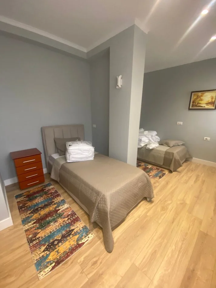 Tirane, jepet me qera apartament 2+1+Ballkon Kati 7, 85 m² 800 € 