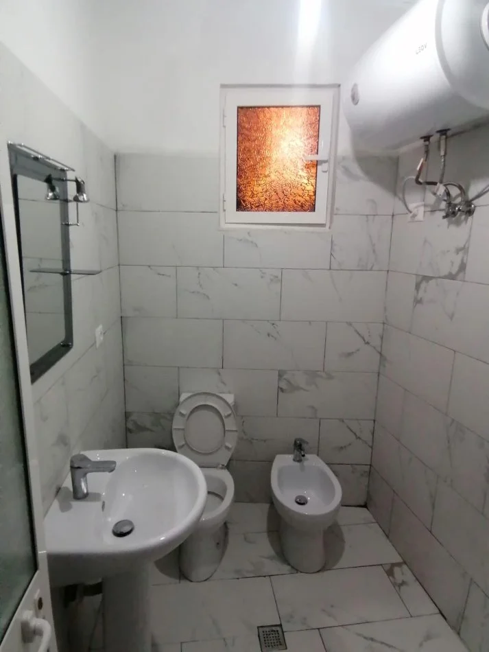 Tirane, jepet me qera apartament 1+1 Kati 2, 70 m² 300 € (Qytet Studenti)
