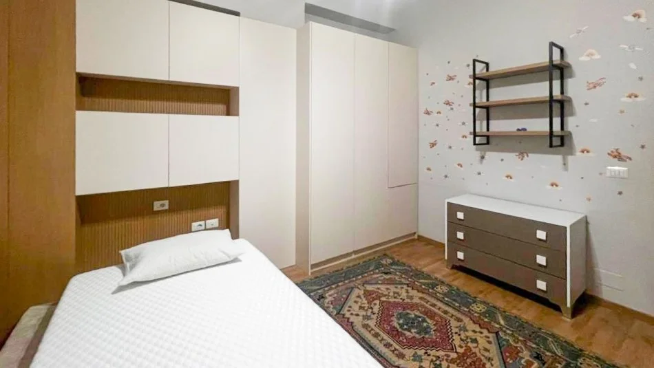 Tirane, jepet me qera apartament 2+1 Kati 3, 90 m² 900 € (Sheshi Skenderbe)