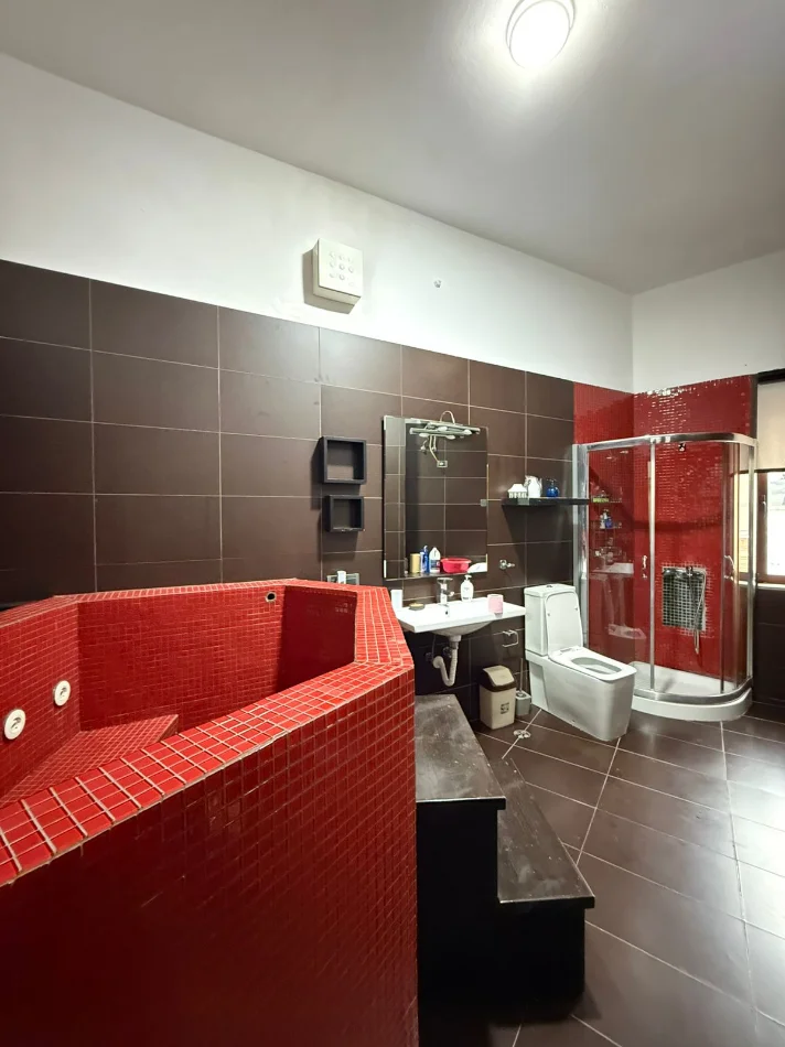 Tirane, jepet me qera apartament 2+1 Kati 4, 103 m² 1.000 € (Rruga e Barrikadave)
