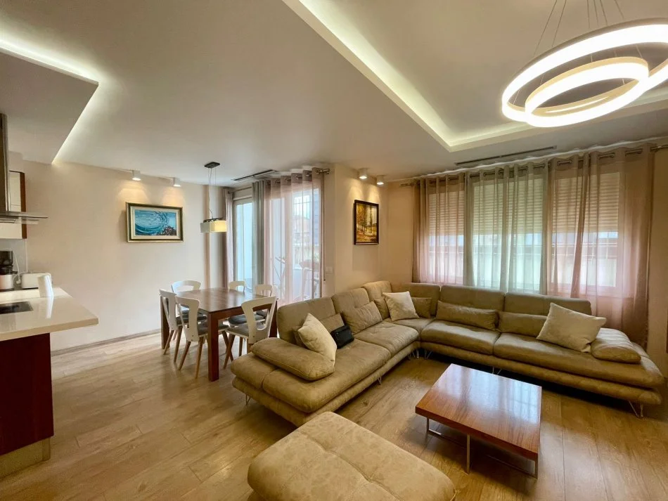 Tirane, jepet me qera apartament 3+1+Ballkon Kati 1, 138 m² 900 € (STACIONI I TRENIT)