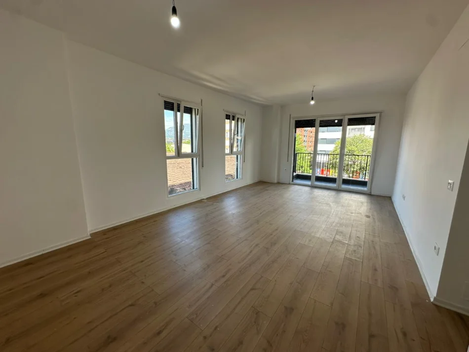 Tirane, jepet me qera apartament 2+1+Ballkon Kati 2, 100 m² 570 € (Rruga Turhan Pashe Permeti)