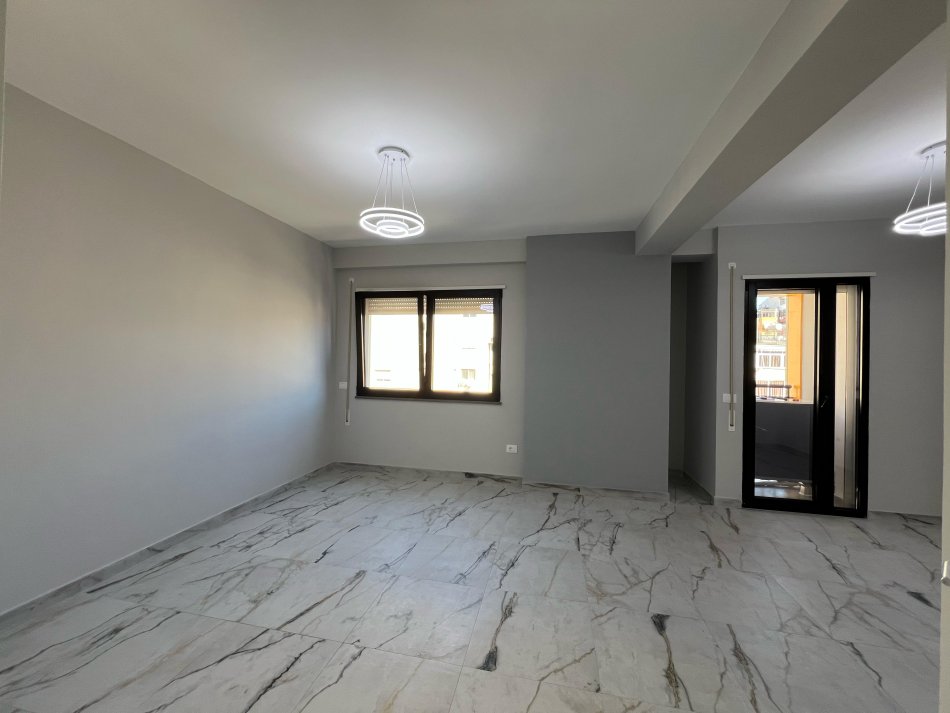 Tirane, jepet me qera apartament Kati 3, 74 m² 800 € (Petro Nini Luarasi)