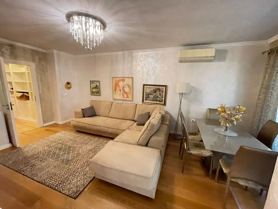 Tirane, jap me qera apartament 2+1+Ballkon Kati 7, 120 m² 850 € (Prane Gjimnazit Ismail Qemali)