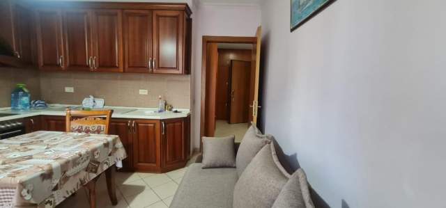 Tirane, jepet me qera apartament 1+1 Kati 4, 500 Euro (Dervish Hatixheja)