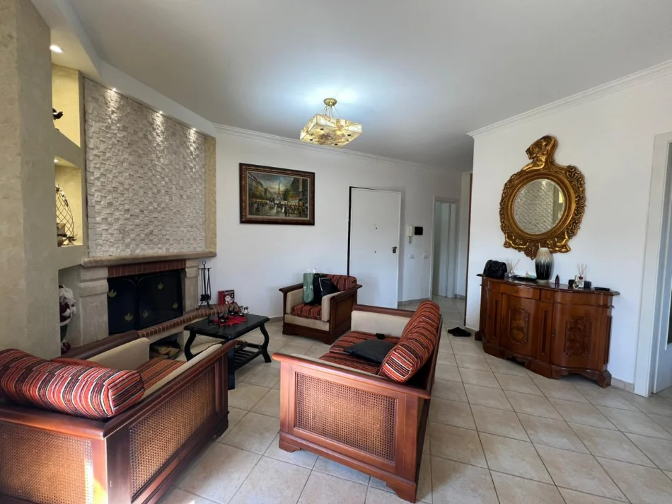 Tirane, jepet me qera apartament 2+1+Ballkon Kati 10, 140 m² 750 € (Shkolla Sami Frasheri, Rruga Barrikadave)