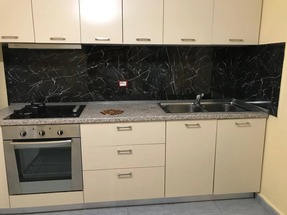 Tirane, jepet me qera apartament 1+1+Ballkon Kati 2, 65 m² 450 € (rruga Komuna Parisit)