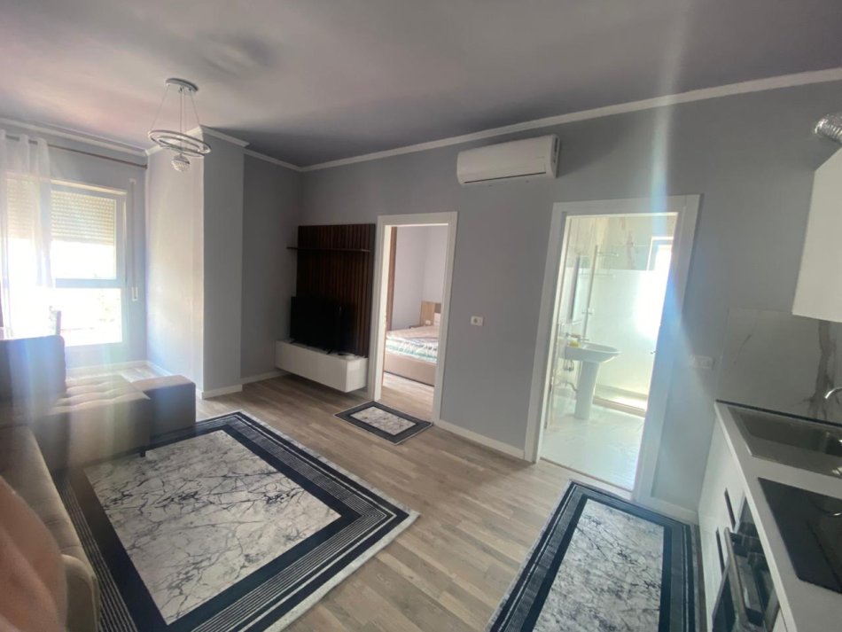 Tirane, jepet me qera apartament 1+1 Kati 9, 47 m² 500 € (rruga 5 maji)