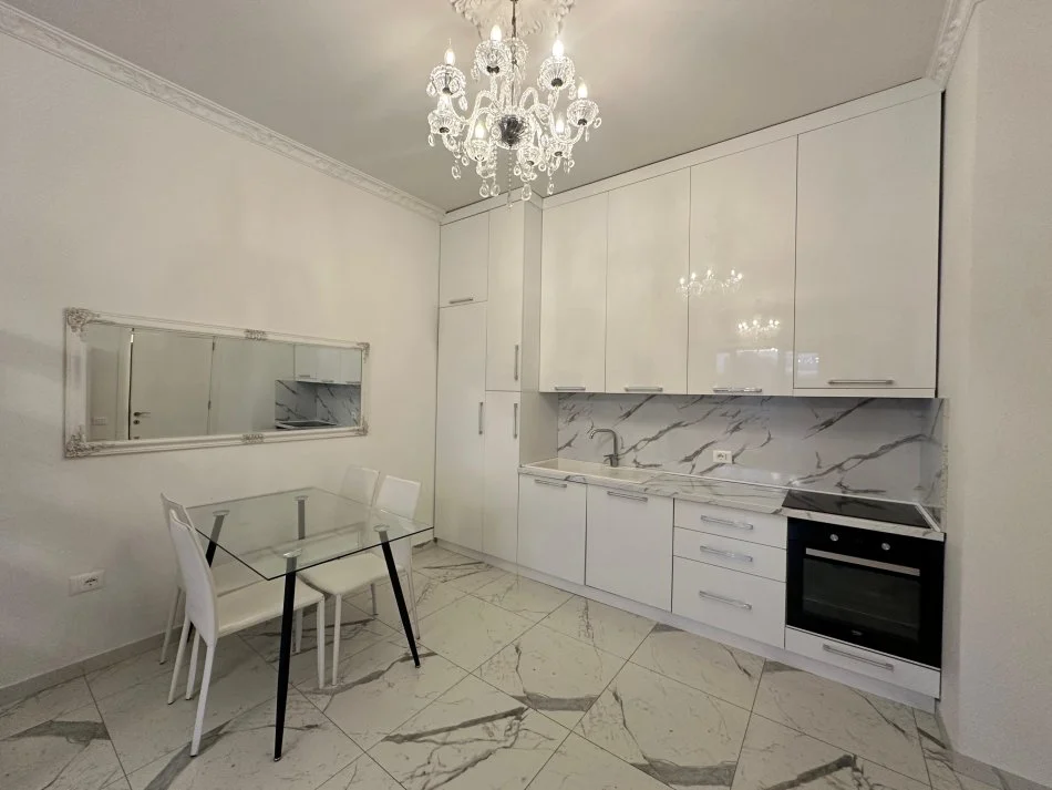 Tirane, jepet me qera apartament 1+1 Kati 6, 60 m² 1.000 € (Square 21)