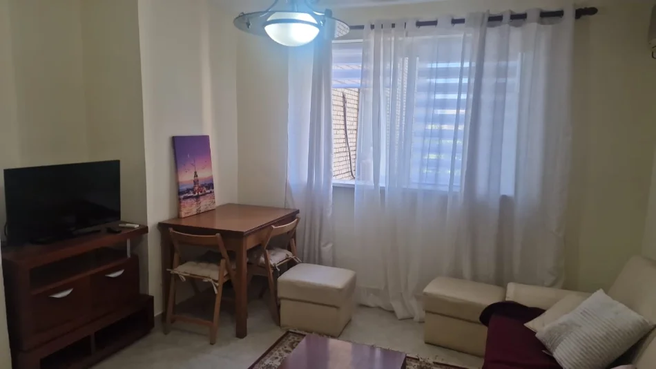 Tirane, jepet me qera apartament 1+1 Kati 3, 64 m² 500 € (Mozaiku i Tiranes ,21 Dhjetori)