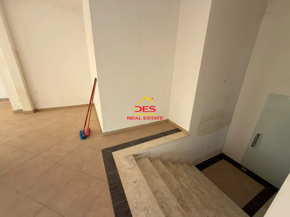 Vlore, jepet me qera ambjent biznesi Kati 2, 140 m² 400 € (Rruga Demokracia)